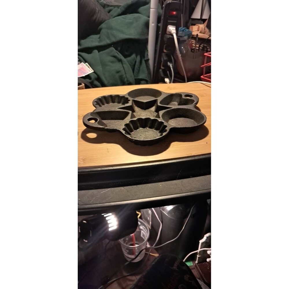 Vintage Cast Iron Heart Star Round Fluted Shapes Pan Cornbread Cookies Candy